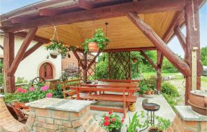 pergolato in legno con panca e camino in pietra di Four-Bedroom Holiday Home In Choczewo a Choczewo Altre 15 foto