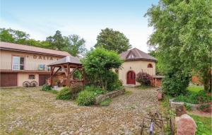 una casa con un giardino davanti di Four-Bedroom Holiday Home In Choczewo a Choczewo