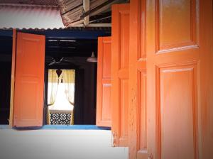 - une fenêtre ouverte avec un rideau dans la chambre dans l'établissement Joti's oasis Chinatown, à Malacca