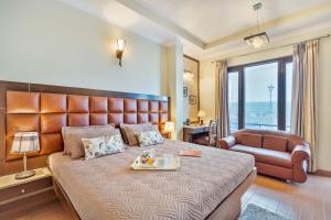 Ruang duduk di StayVista at Stonehill Manor 3BR with Outdoor Sitting, Bonfire & View at Dharamshala
