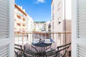 a balcony with a table and chairs on a balcony at Appartement le Fighiéra in Nice