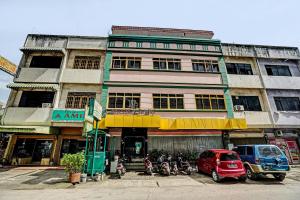 un bâtiment avec des motos garées devant lui dans l'établissement SUPER OYO 91805 Hotel Wisma Bari, à Palembang