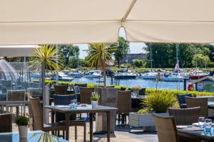 Um restaurante ou outro lugar para comer em Captain's Club Hotel & Spa