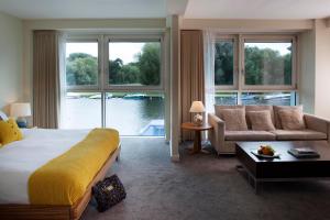 Uma área de estar em Captain's Club Hotel & Spa