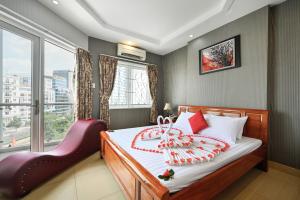 een slaapkamer met een bed en een groot raam bij Quang Hoa Airport Hotel in Ho Chi Minh-stad
