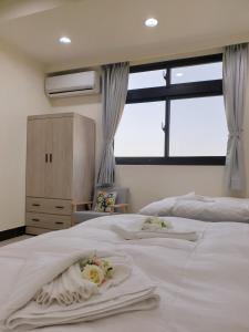 金門民宿 x 花藝雅築 The Flower Hut客房内的一张或多张床位