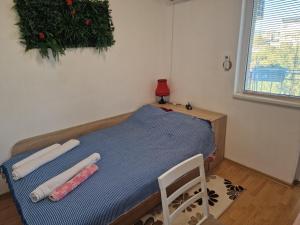 1 dormitorio con 1 cama y 1 silla en Апартамент широк център варна15 минути до центъра, en Varna