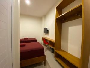 Una cama o camas en una habitación de The Home Srengseng