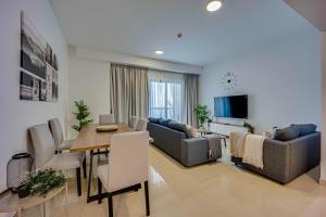 Fotografie z fotogalerie ubytování Incredible Sea View apartment in the JBR, 2 BR, BAHAR 2, the 21st floor v Dubaji