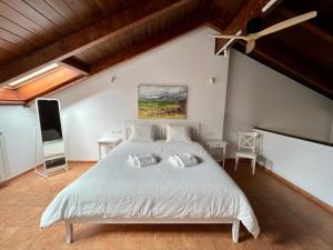 a bedroom with a white bed and a ceiling fan at GOLF SOJUELA naturaleza Pet friendly in Sojuela