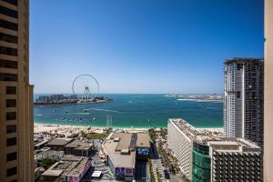 Fotografie z fotogalerie ubytování Incredible Sea View apartment in the JBR, 2 BR, BAHAR 2, the 21st floor v Dubaji