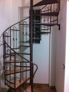 クストナーチにあるAntico Ciottoloの螺旋階段(部屋内のガラス棚付)