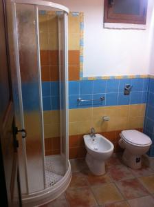 クストナーチにあるAntico Ciottoloのバスルーム(トイレ、シャワー付)