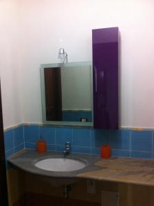 クストナーチにあるAntico Ciottoloのバスルーム(洗面台、鏡付)