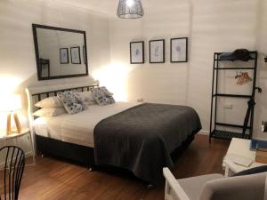 A bed or beds in a room at Rosella's On Springbrook