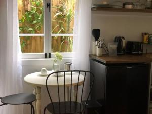 A kitchen or kitchenette at Rosella's On Springbrook