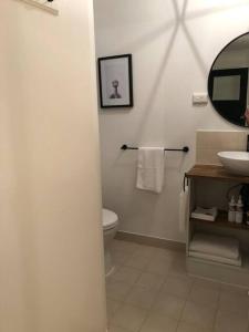 A bathroom at Rosella's On Springbrook