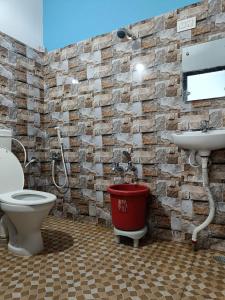 ゴカルナにあるPoornima Beach Stayのトイレと洗面台付きのバスルーム +92枚の写真