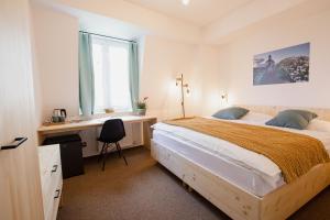 Ένα ή περισσότερα κρεβάτια σε δωμάτιο στο Hotel Rehavital