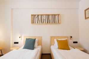 2 Betten nebeneinander in einem Zimmer in der Unterkunft Hotel Rehavital in Jablonec nad Nisou