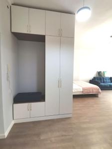 um armário branco num quarto com uma cama em Сканди-однушка на Пирамиде em Promyshlennyy