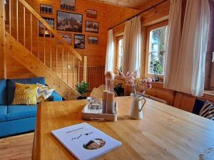 トゥルラッハー・ヘーエにあるSki in ski out chalet on the Turracher Hoeheの木造の部屋(テーブル、ミキサー付)