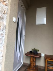 uma porta para um quarto com uma mesa ao lado em Apartments Tonka em Zadar