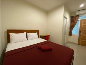 Una cama o camas en una habitación de The Home Srengseng