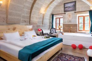 Postel nebo postele na pokoji v ubytování HacıAşık Konağı Butik Hotel