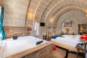 Postel nebo postele na pokoji v ubytování HacıAşık Konağı Butik Hotel