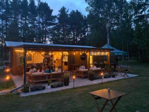 un groupe de personnes assises dans un bâtiment avec des lumières dans l'établissement Metsaääre Accommodation, à Uulu