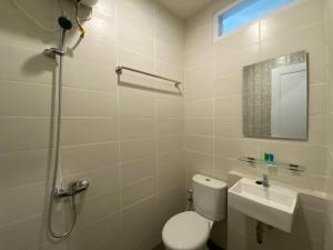 Un baño de The Home Srengseng