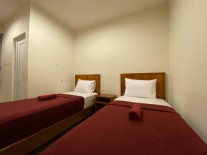 Una cama o camas en una habitación de The Home Srengseng