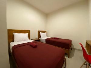 Una cama o camas en una habitación de The Home Srengseng