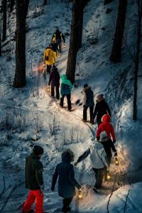 Un groupe de personnes marchant dans la neige dans l'établissement Metsaääre Accommodation, à Uulu