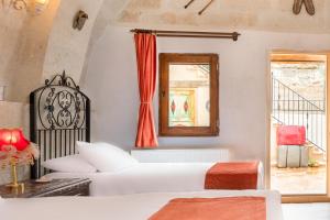 Postel nebo postele na pokoji v ubytování HacıAşık Konağı Butik Hotel