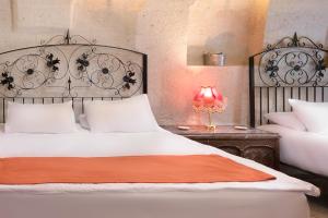 Postel nebo postele na pokoji v ubytování HacıAşık Konağı Butik Hotel