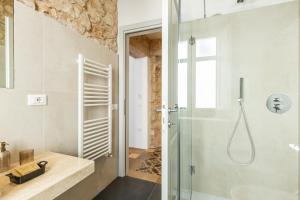 uma casa de banho com um chuveiro e uma cabina de duche em vidro. em Monte Forru em Baunei