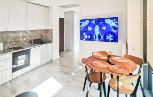 Köök või kööginurk majutusasutuses Beautiful Apartment In Szczecin With Wifi