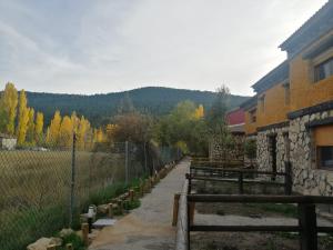 eine Reihe von Bänken neben einem Gebäude in der Unterkunft Casas Rurales La Trufa Madre Casa 2 in Vega del Cadorno