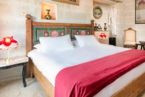 Postel nebo postele na pokoji v ubytování HacıAşık Konağı Butik Hotel