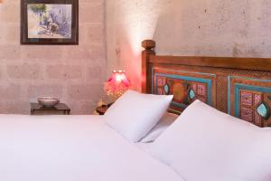 Postel nebo postele na pokoji v ubytování HacıAşık Konağı Butik Hotel