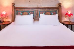 Postel nebo postele na pokoji v ubytování HacıAşık Konağı Butik Hotel