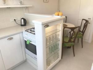 Il comprend une cuisine équipée d'une cuisinière et d'un réfrigérateur. dans l'établissement Apartament Blanko, à Białystok
