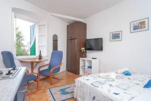 斯塔里格勒的住宿－Apartman studio Stari Grad 2，卧室配有一张床和一张桌子及椅子