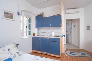 Kuchyňa alebo kuchynka v ubytovaní Apartman studio Stari Grad 2