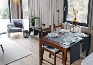 - un salon avec une table à manger et des chaises dans l'établissement Mazurskie Hytte, à Łukta
