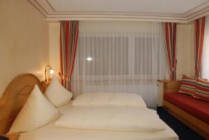1 Schlafzimmer mit 2 weißen Betten und einem Fenster in der Unterkunft Hotel-Restaurant Schieble in Kenzingen