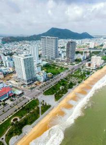 vistas aéreas a la playa y a los edificios en FLC Sea Tower Quy Nhon -Tran Apartment en Quy Nhon