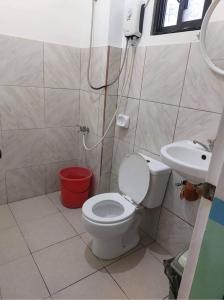Ένα μπάνιο στο L&A Homestay in Siargao